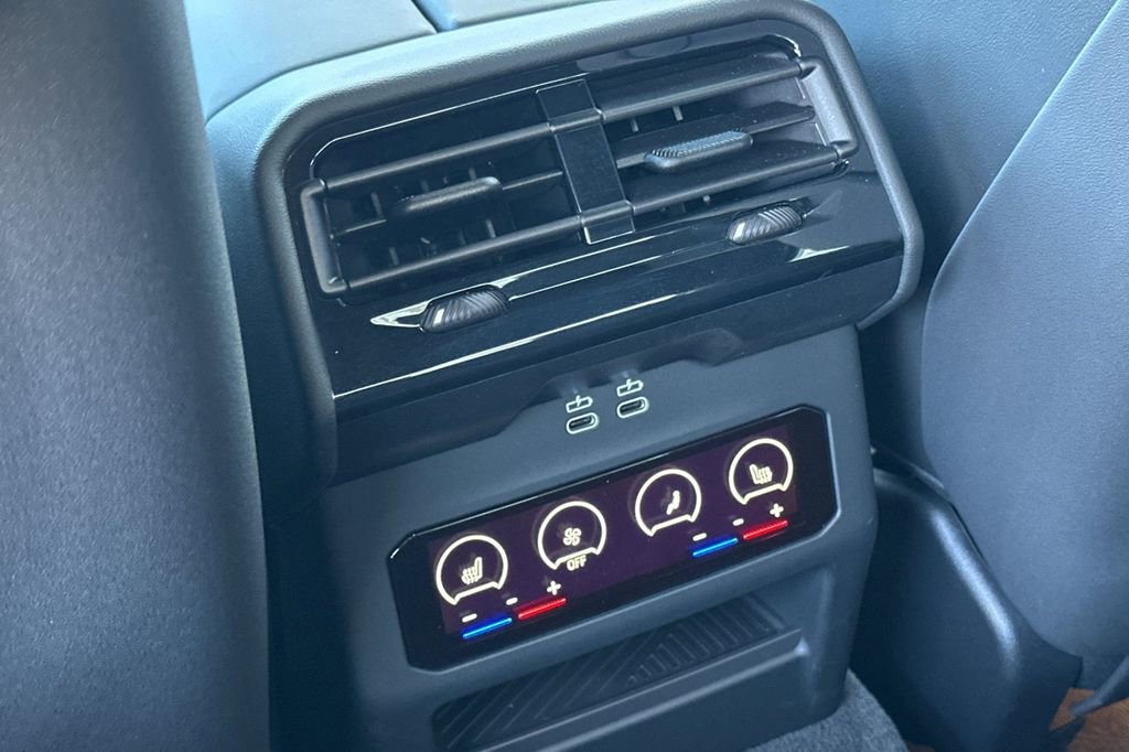 Used 2025 BMW M5 w/ Carbon Package image 13