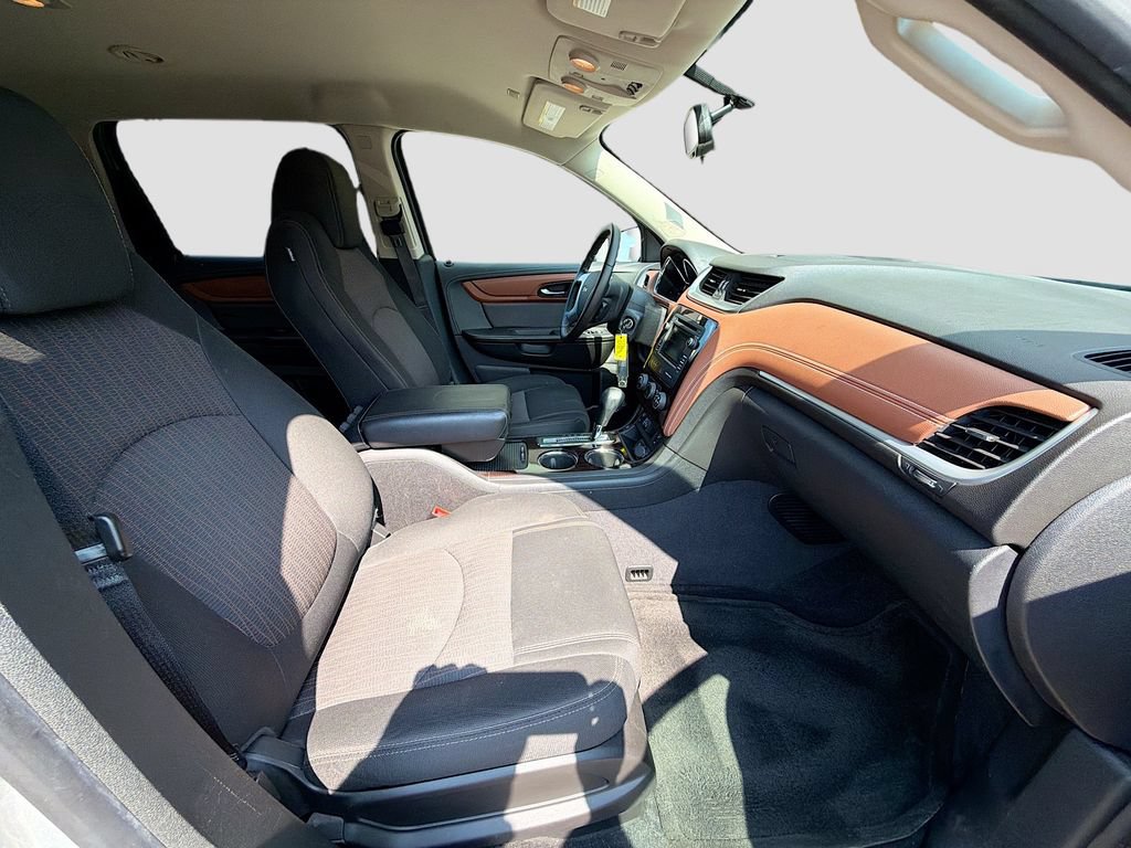 Used 2017 Chevrolet Traverse LT w/ Style and Technology Package FWD image 16