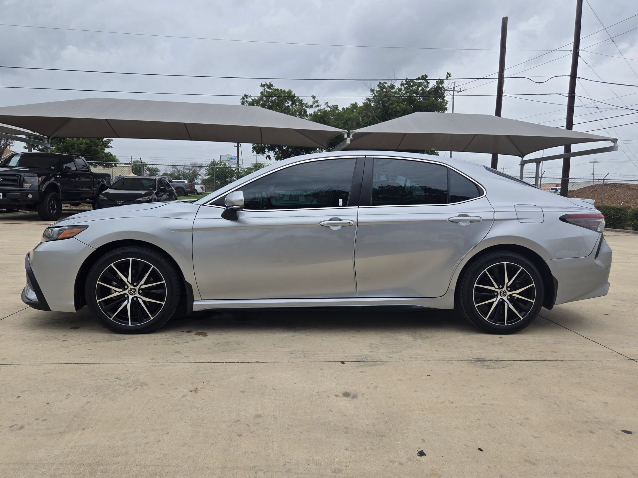 Used 2024 Toyota Camry SE w/ Convenience Package FWD image 4