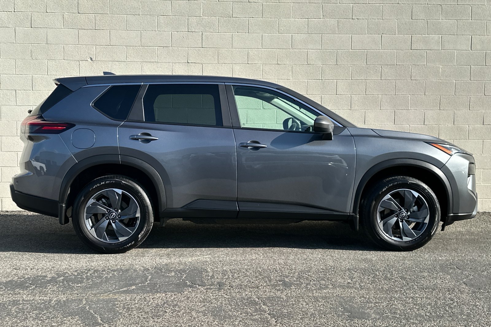 Used 2025 Nissan Rogue SV FWD image 3