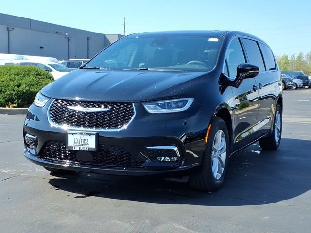 New 2026 Chrysler Pacifica Select AWD/4WD image 2