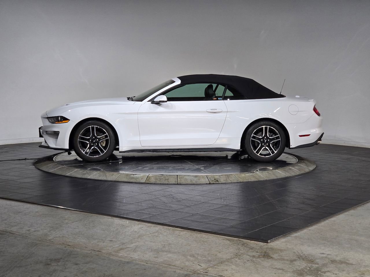 Used 2018 Ford Mustang Premium w/ Equipment Group 201A image 8