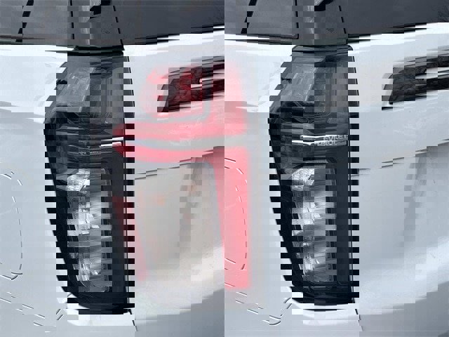 Used 2022 Chevrolet Suburban Z71 w/ Luxury Package image 12