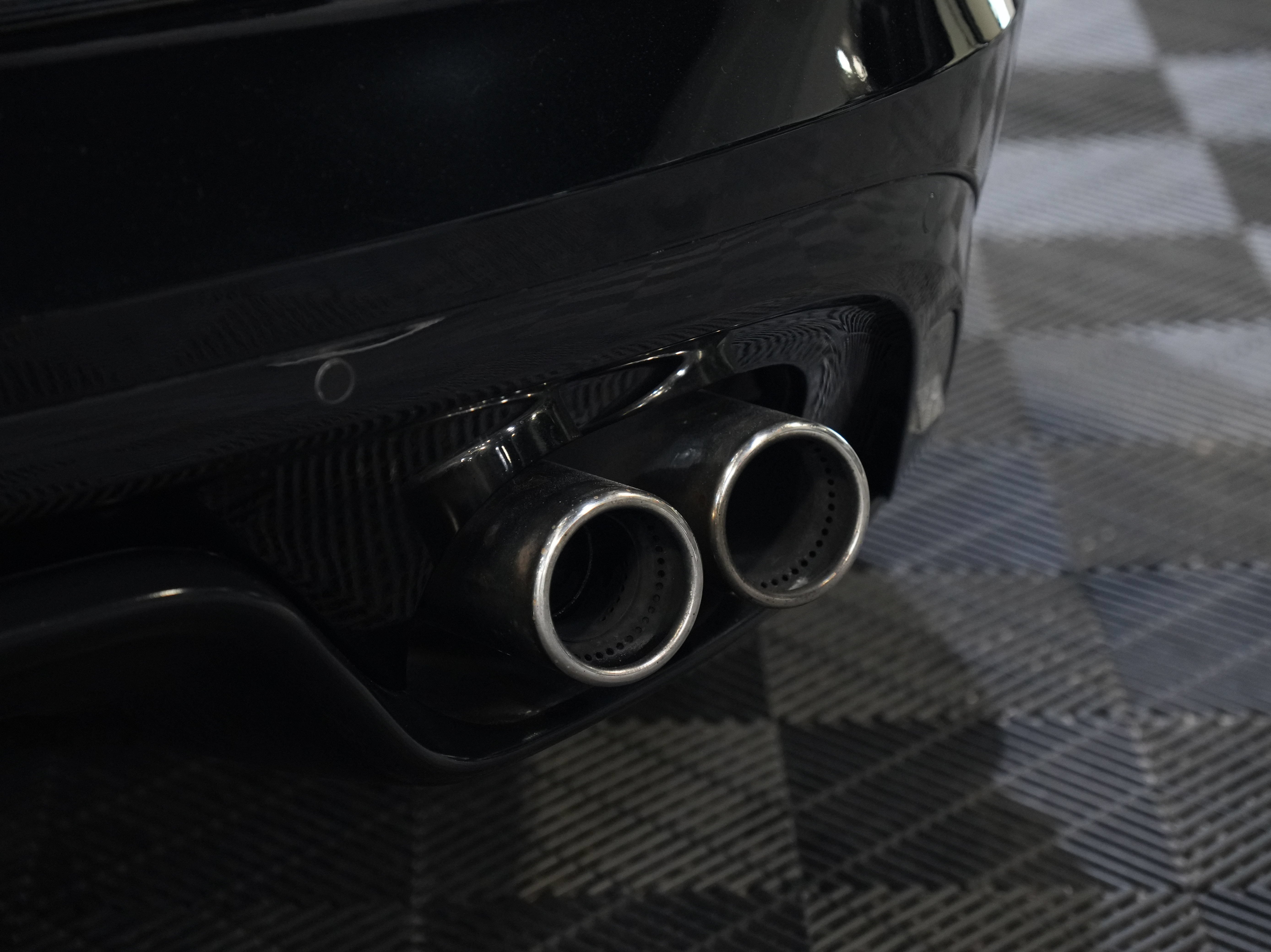 Used 2015 Jaguar F-TYPE R RWD image 17