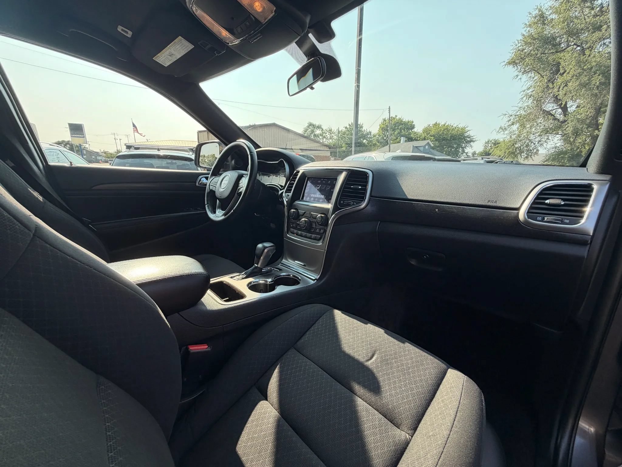 Used 2018 Jeep Grand Cherokee Laredo AWD/4WD image 19