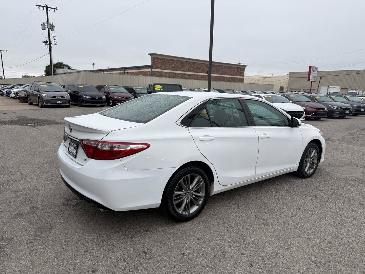 Used 2017 Toyota Camry SE w/ Moonroof Package FWD image 6