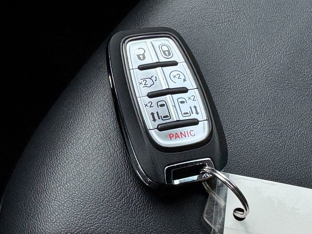 Used 2025 Chrysler Pacifica Select image 34