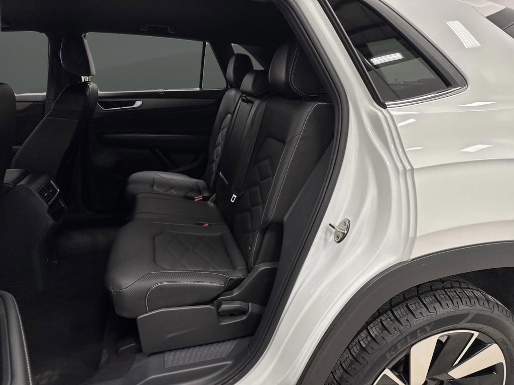 Used 2025 Volkswagen Atlas Cross Sport SE image 27