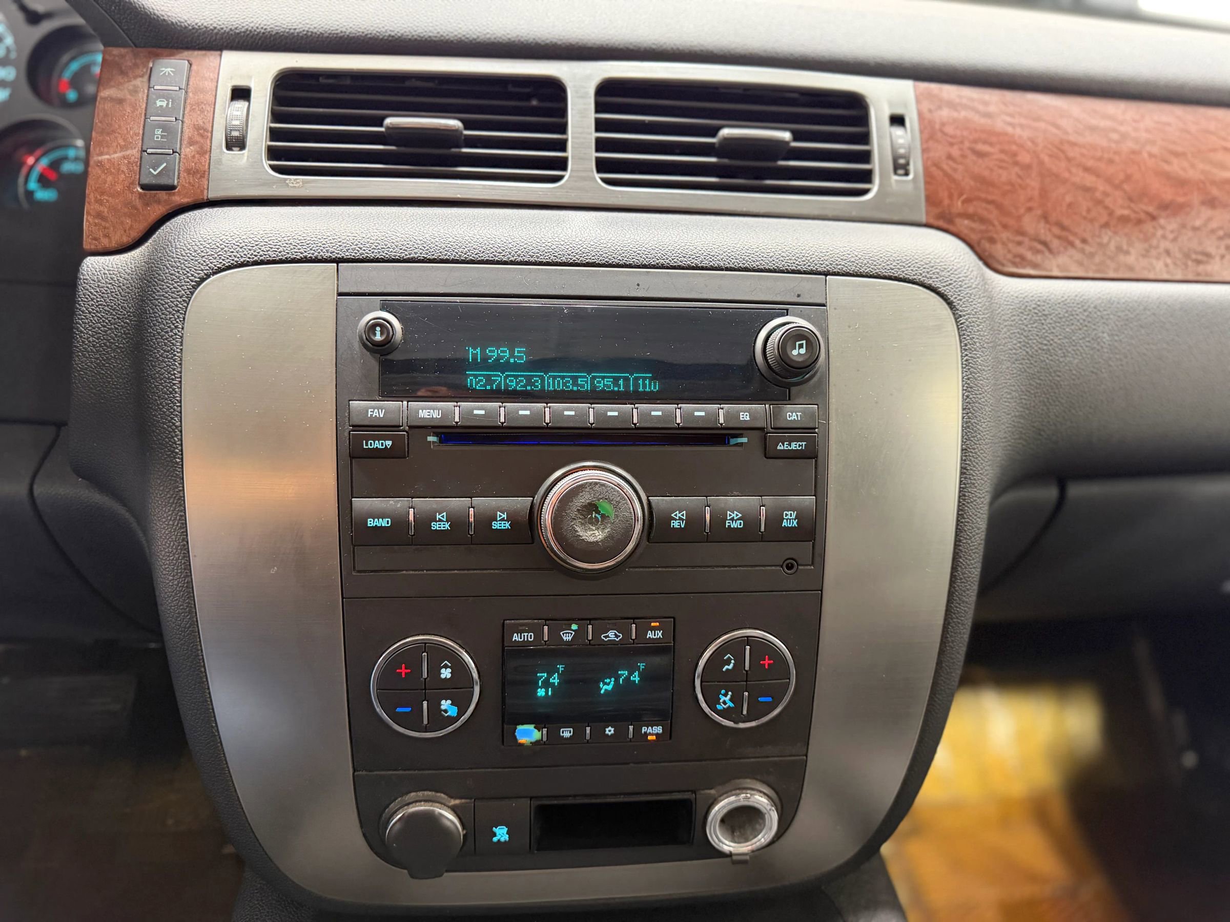 Used 2007 GMC Yukon SLT w/ SLT Preferred Equipment Group AWD/4WD image 16