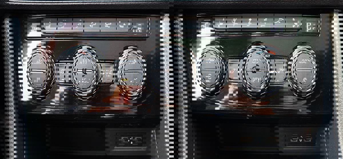 Used 2023 Volkswagen Jetta SE image 45