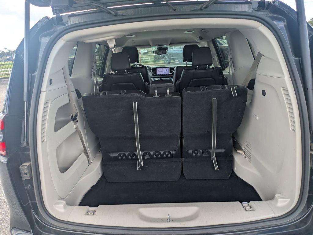 Used 2023 Chrysler Pacifica Touring-L image 28