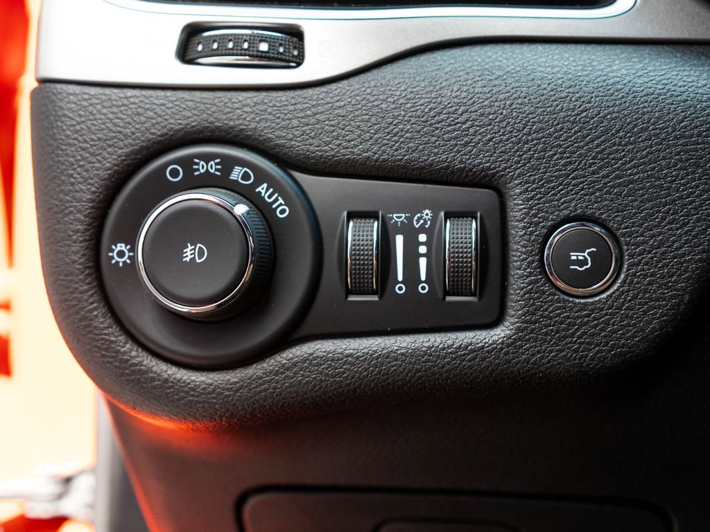 Used 2021 Jeep Cherokee Latitude Lux w/ Sun & Sound Group image 24