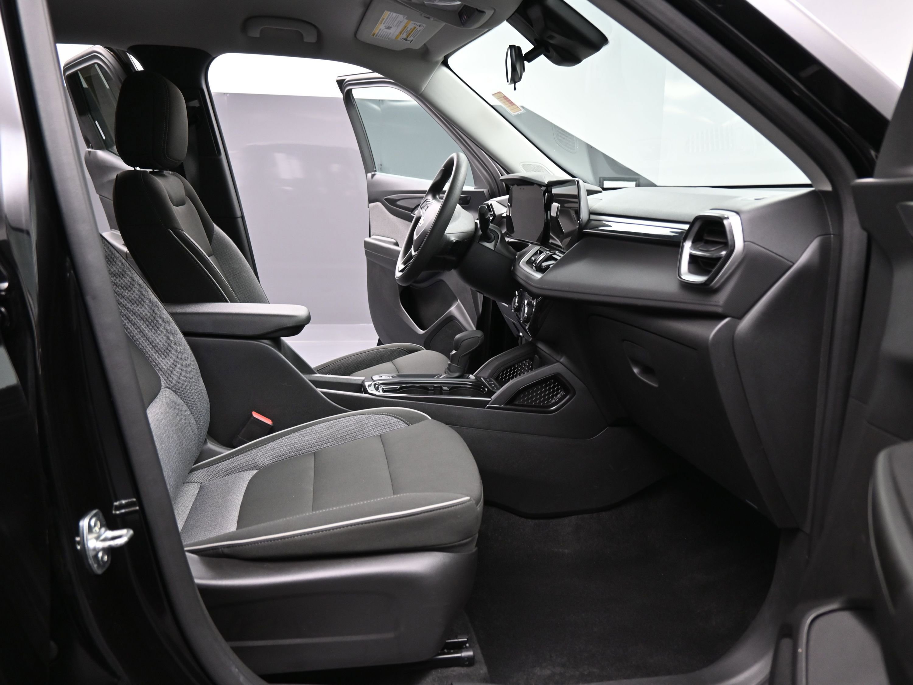 Certified 2025 Chevrolet TrailBlazer LT w/ Driver Confidence Package image 12