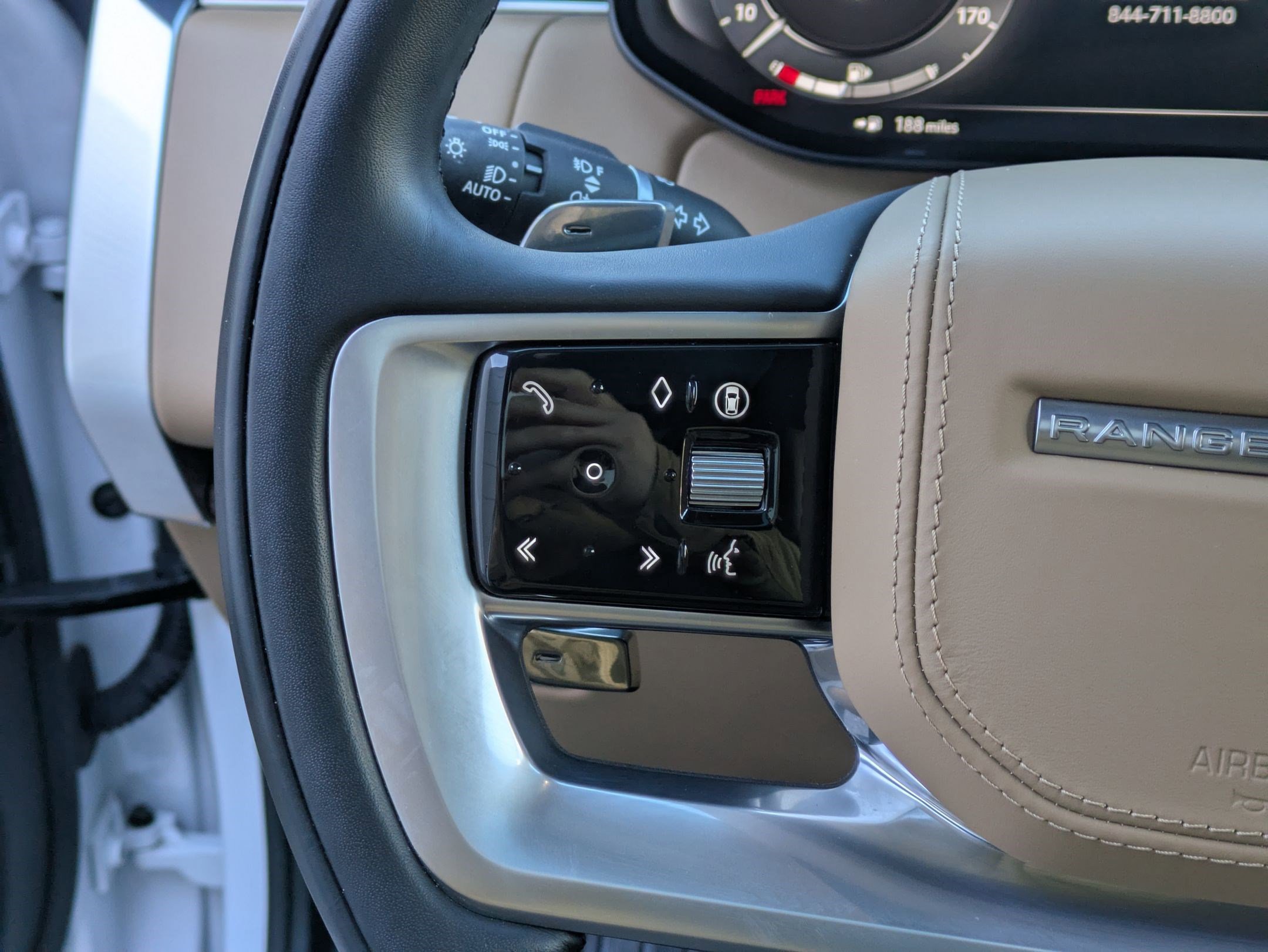 Used 2024 Land Rover Range Rover Long Wheelbase SE image 16