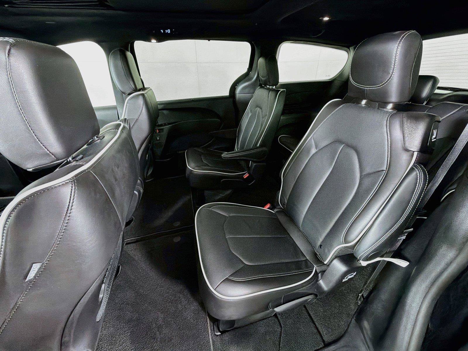 Used 2027 Chrysler Pacifica Limited FWD image 26