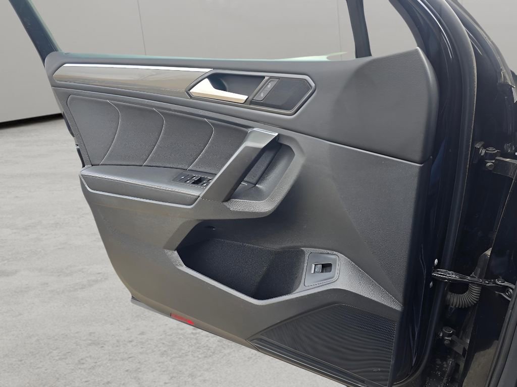 Used 2022 Volkswagen Tiguan SE R-Line image 14