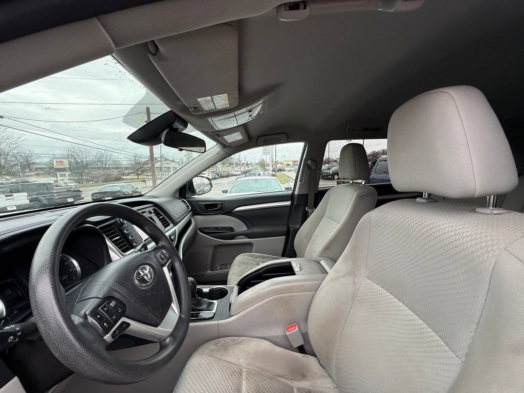 Used 2017 Toyota Highlander LE FWD image 12