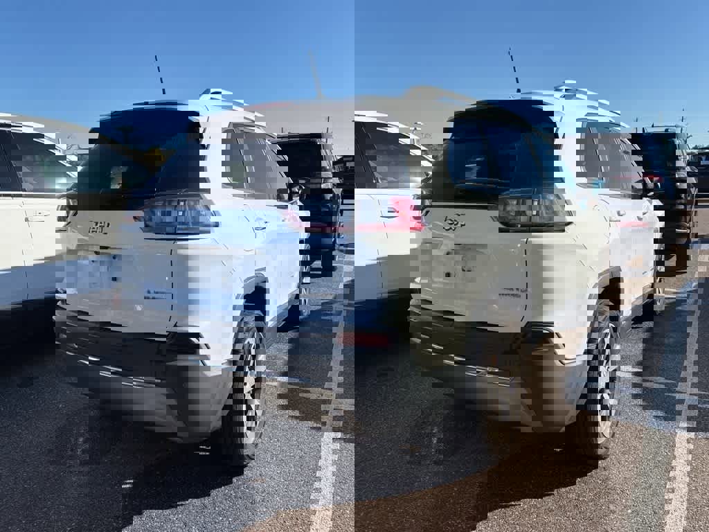 Used 2019 Jeep Cherokee Limited image 3