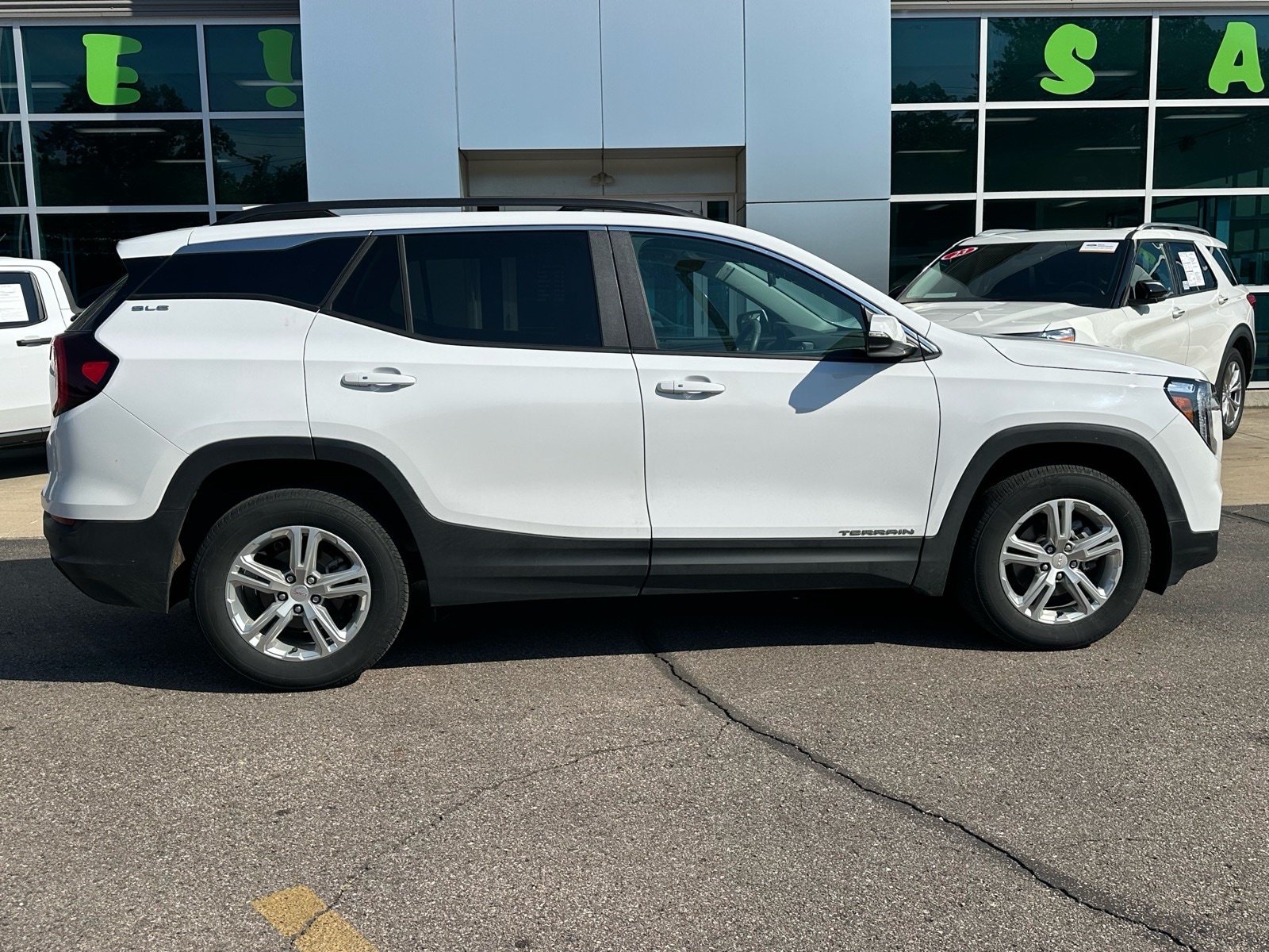 Used 2024 GMC Terrain SLE w/ Driver Convenience Package AWD/4WD image 4