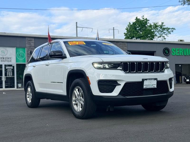 Used 2022 Jeep Grand Cherokee Laredo w/ Luxury Tech Group I AWD/4WD image 3