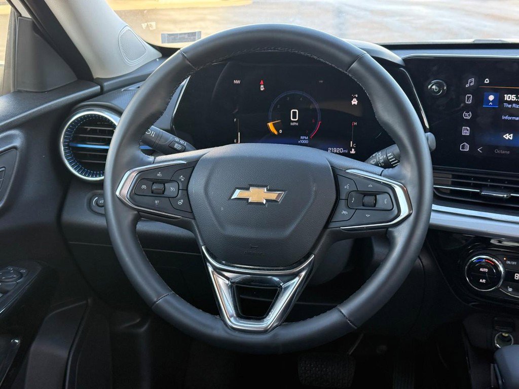 Used 2025 Chevrolet Trax LT w/ LT Convenience Package image 14