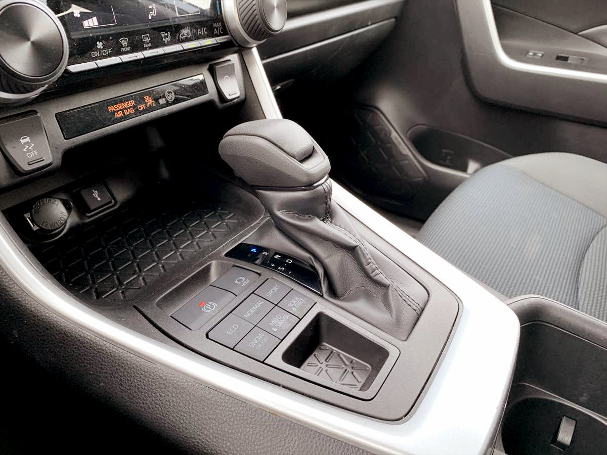 Used 2022 Toyota RAV4 LE AWD/4WD image 25