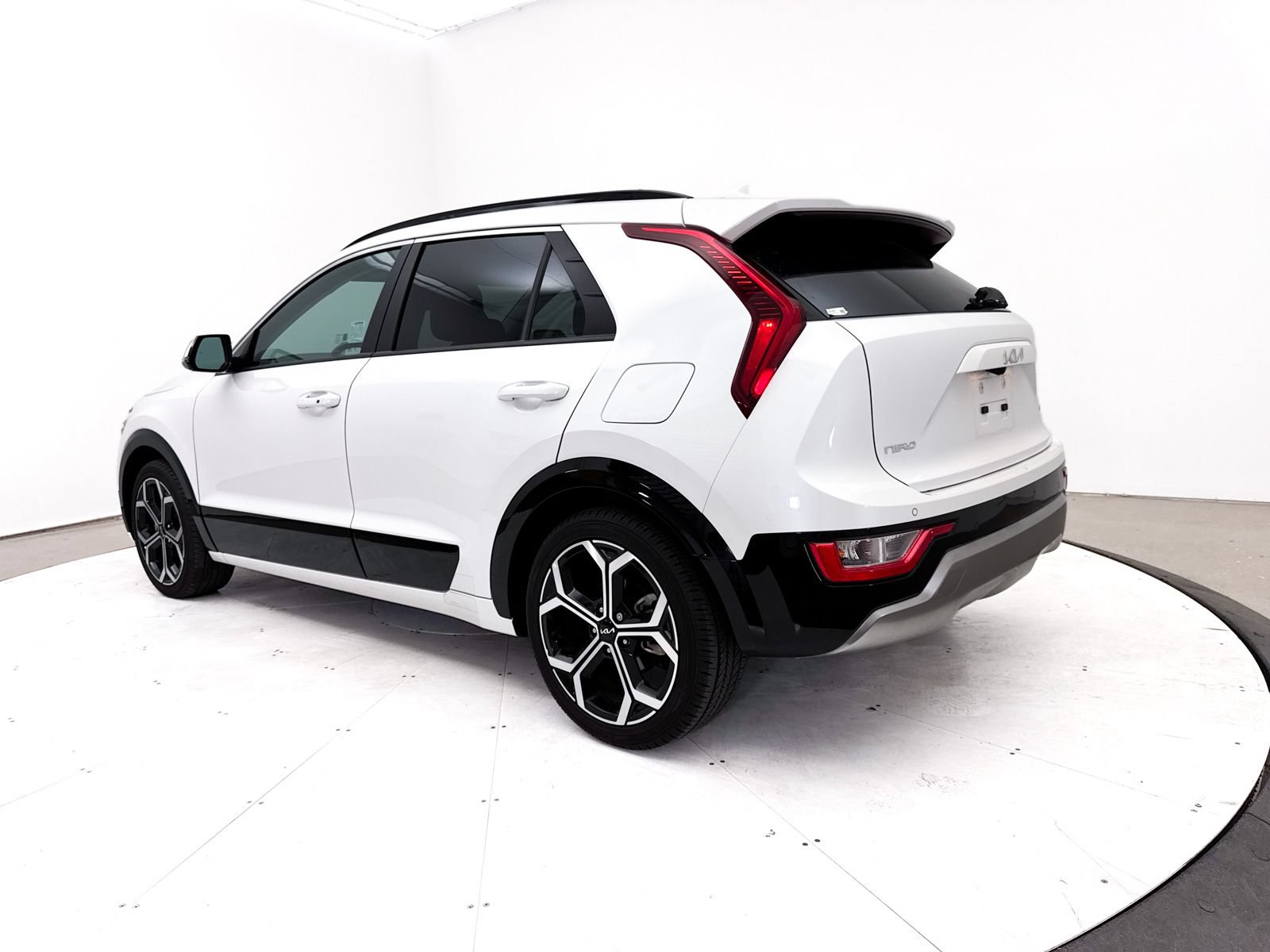 Used 2023 Kia Niro EX Touring FWD image 16
