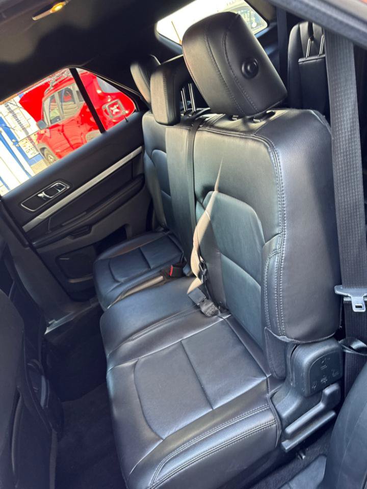 Used 2018 Ford Explorer XLT w/ Equipment Group 202A AWD/4WD image 13