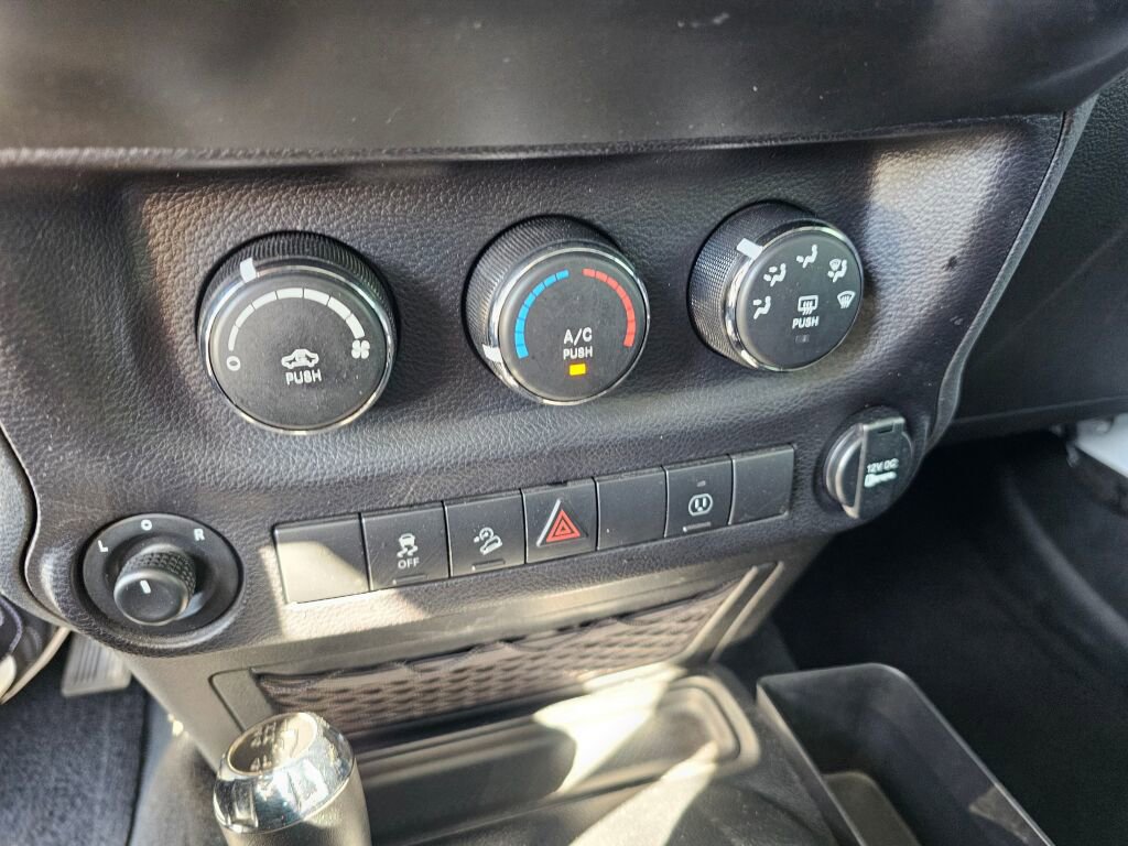 Used 2017 Jeep Wrangler Unlimited Sahara AWD/4WD image 25