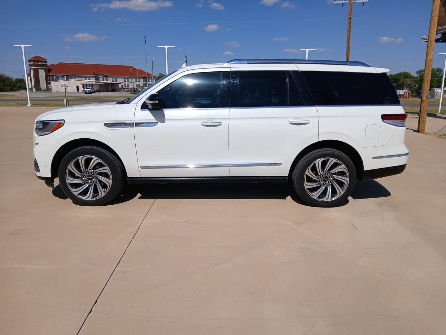 Used 2024 Lincoln Navigator Reserve AWD/4WD image 2