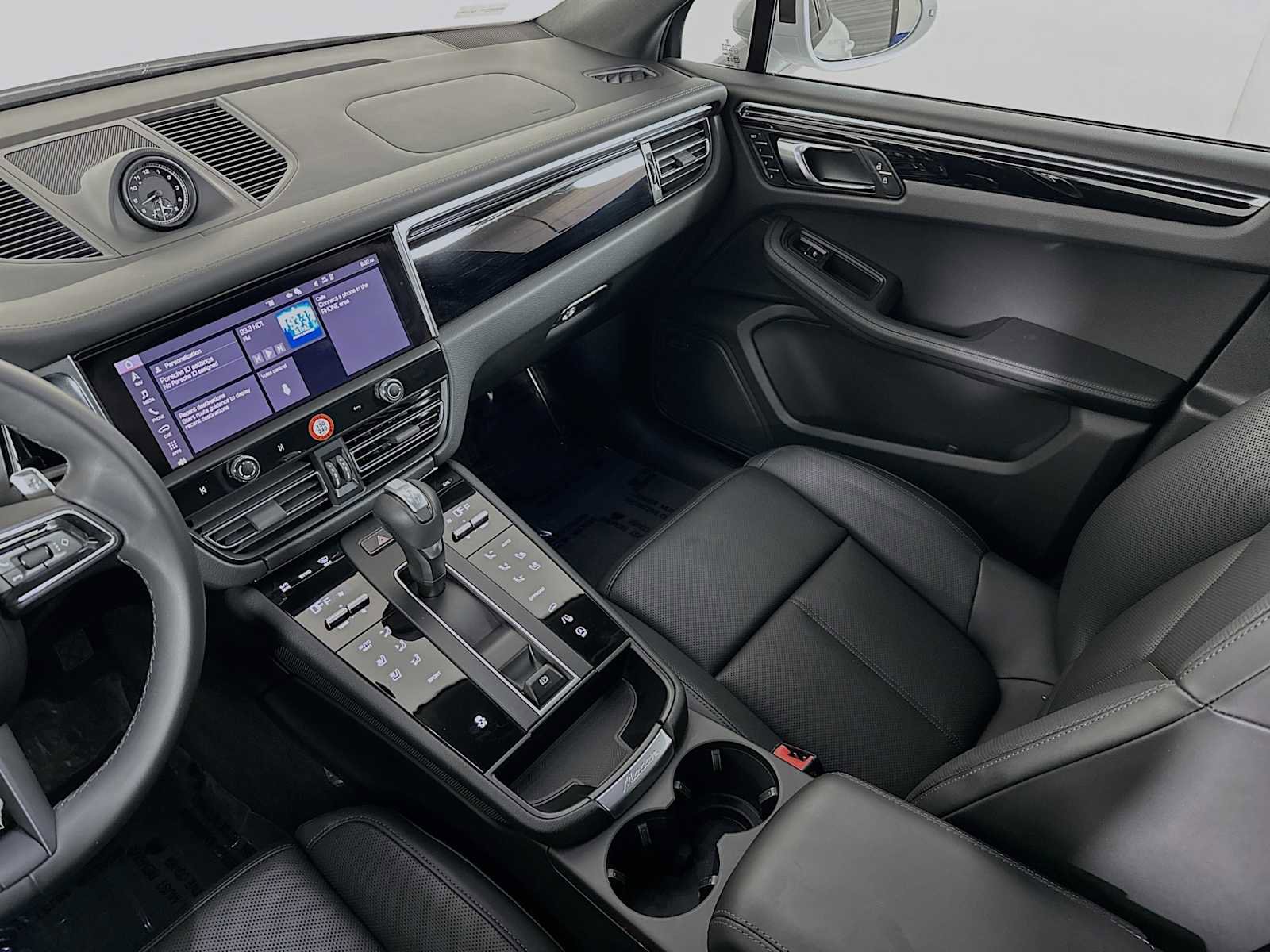 Certified 2025 Porsche Macan AWD/4WD image 25