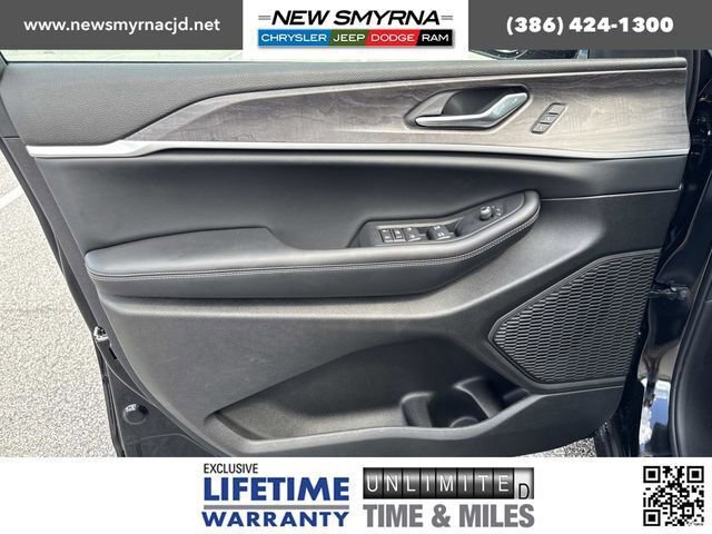 New 2025 Jeep Grand Cherokee Limited w/ Black Appearance Package image 17