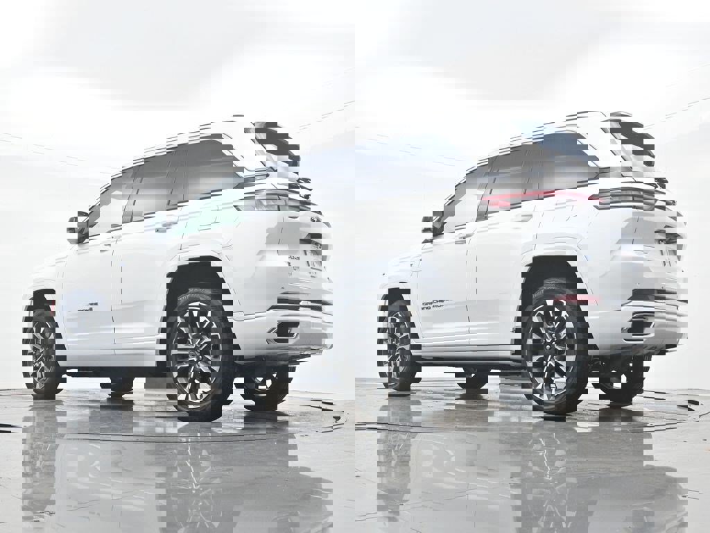 Used 2023 Jeep Grand Cherokee Overland image 32