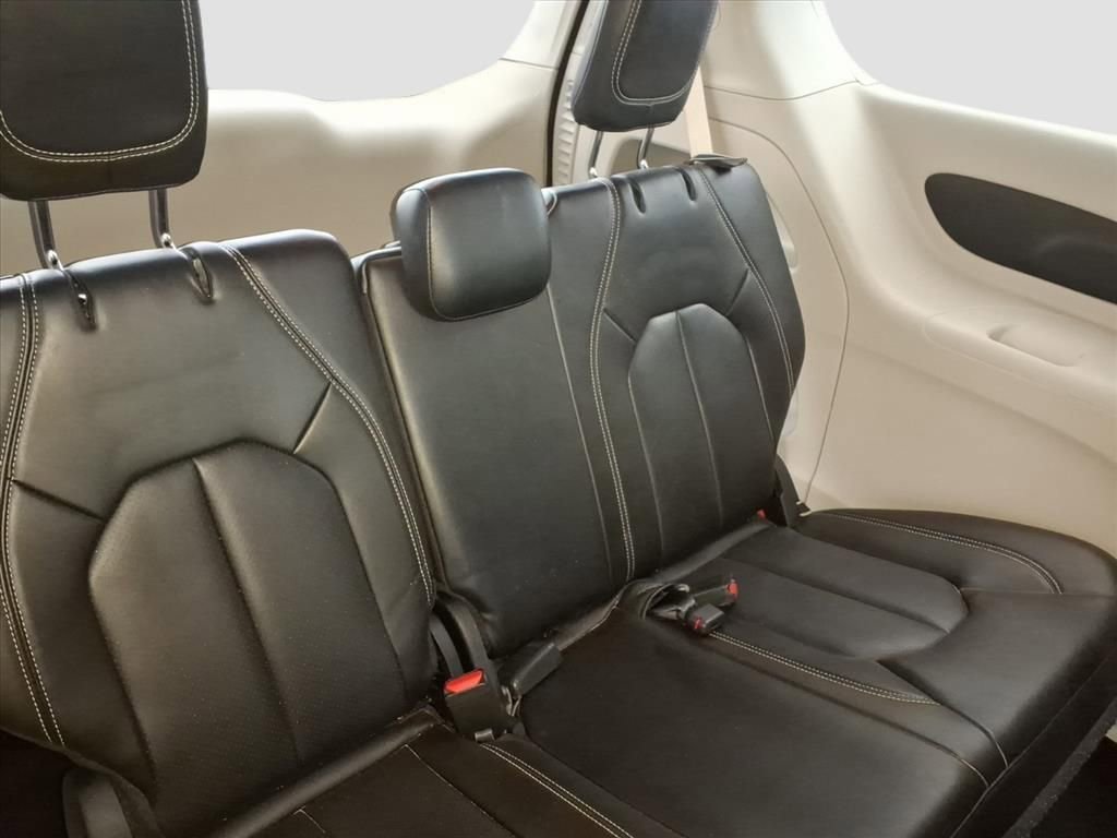 Used 2023 Chrysler Pacifica Touring-L image 12