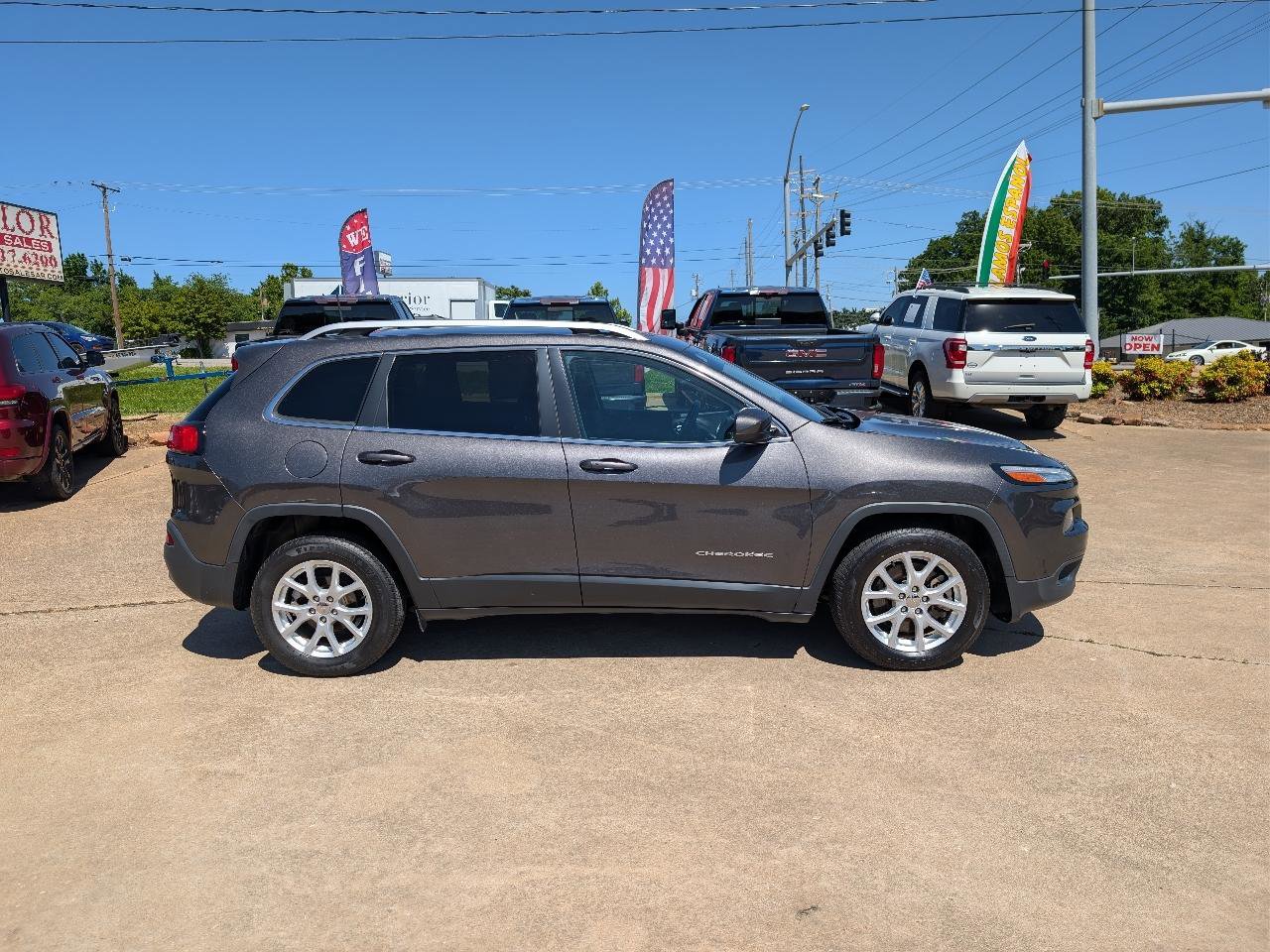 Used 2018 Jeep Cherokee Latitude Plus w/ Comfort/Convenience Group FWD image 4