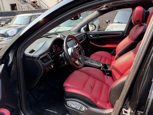 Used 2018 Porsche Macan Turbo AWD/4WD image 3