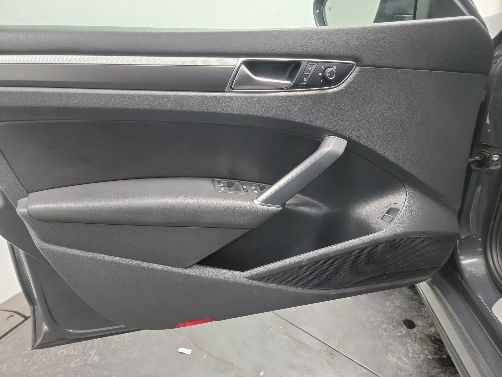 Used 2017 Volkswagen Passat 1.8T R-Line w/ R-Line Lighting Package image 13