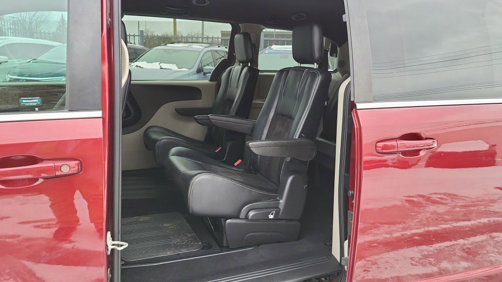 Used 2019 Dodge Grand Caravan SXT w/ Rear Park Assist Package image 24