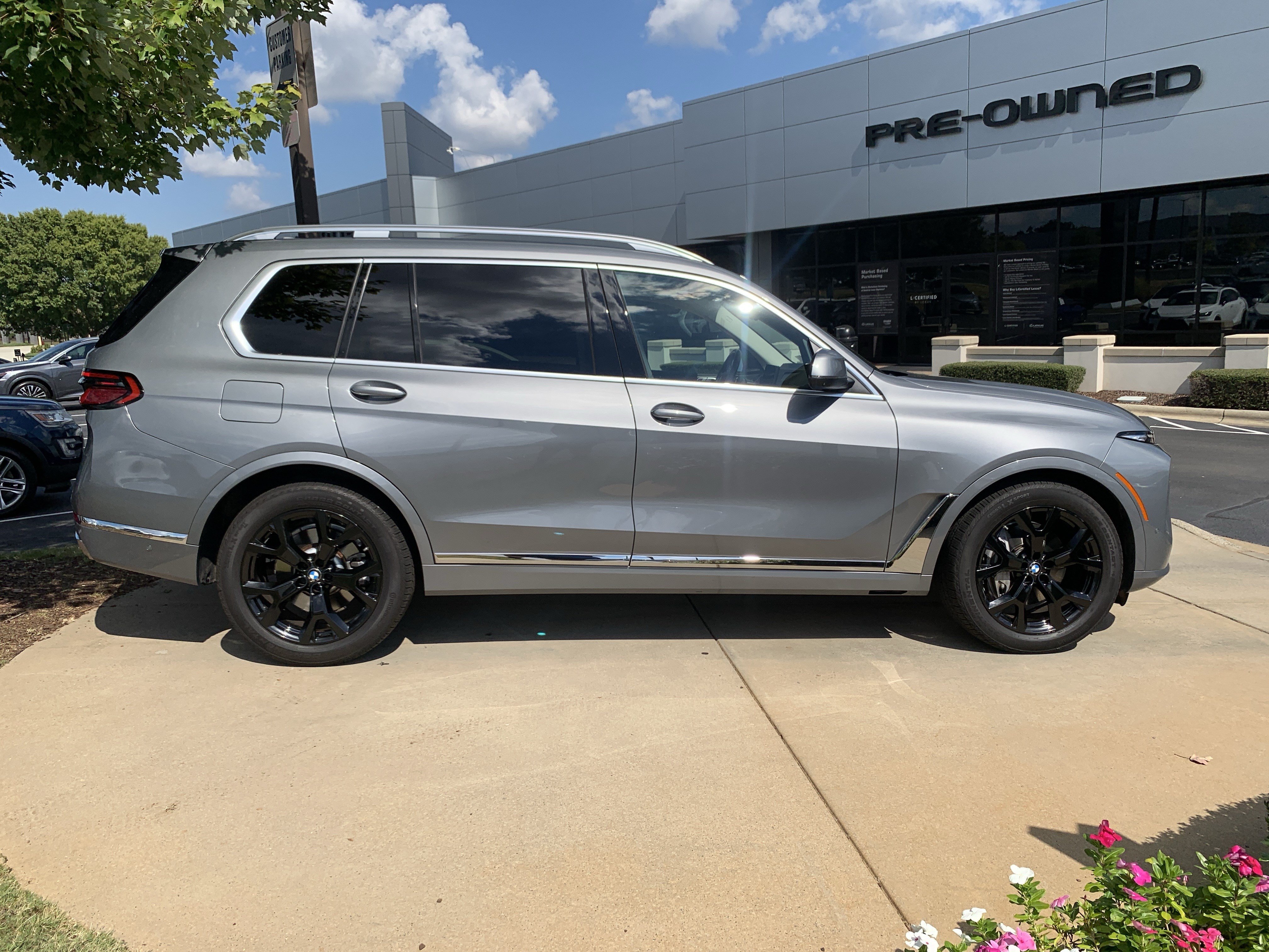 Used 2023 BMW X7 xDrive40i w/ Premium Package AWD/4WD image 11
