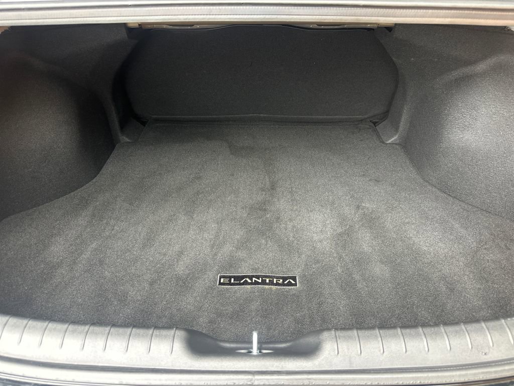 Used 2025 Hyundai Elantra SE w/ Cargo Package image 32