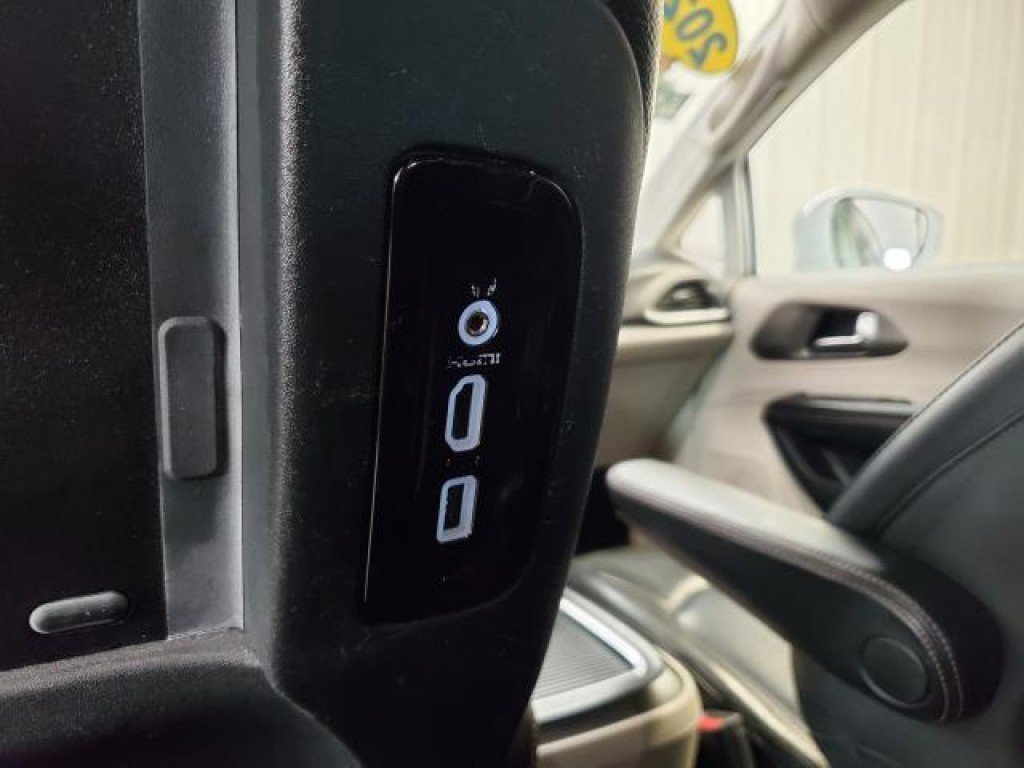 Used 2020 Chrysler Pacifica Touring-L Plus image 13