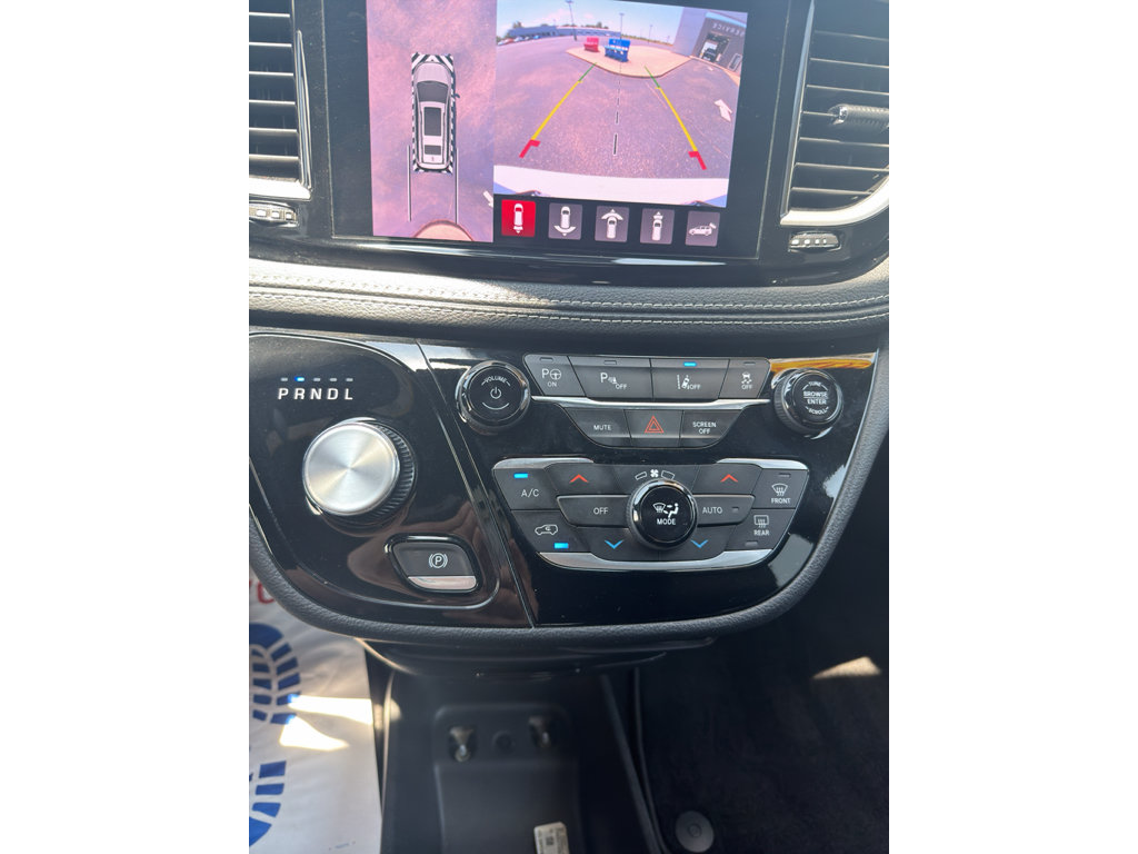 Used 2024 Chrysler Pacifica Limited FWD image 21