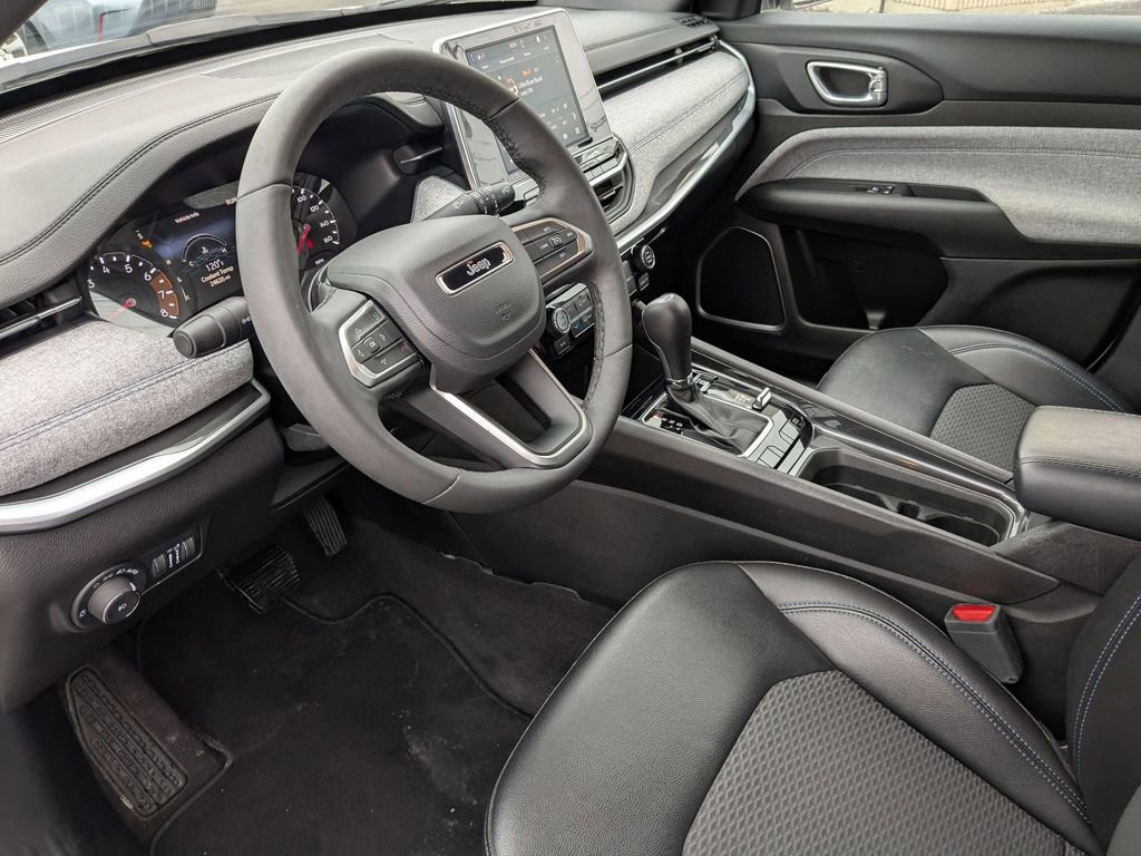 Used 2025 Jeep Compass Latitude image 16