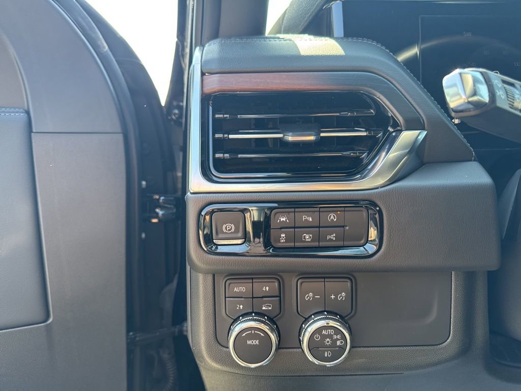 Used 2025 GMC Yukon XL Denali AWD/4WD image 12