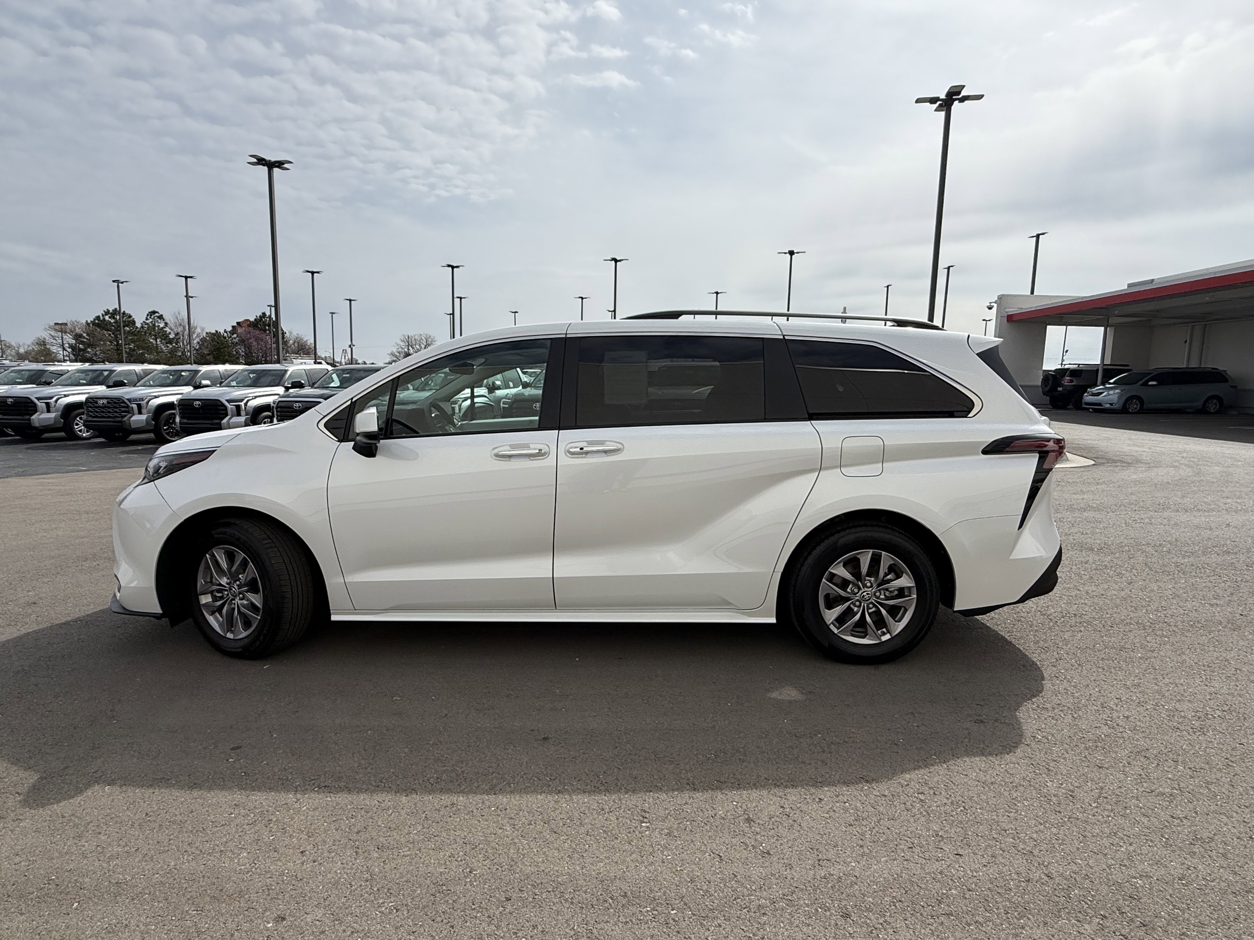 Certified 2025 Toyota Sienna XLE w/ XLE Plus Package image 27