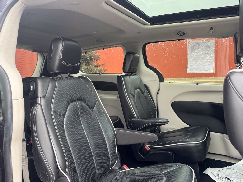 Used 2023 Chrysler Pacifica Limited FWD image 30