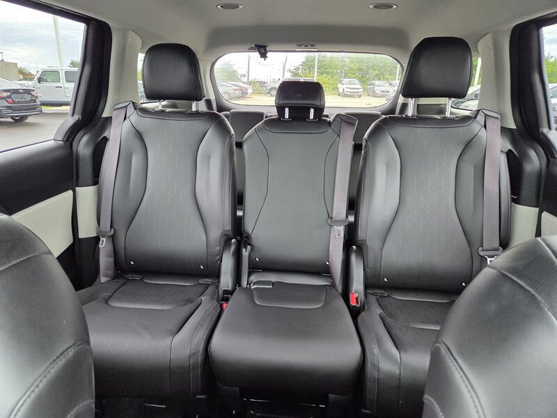 Used 2024 Kia Carnival LX FWD image 24