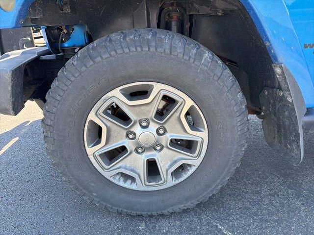 Used 2015 Jeep Wrangler Unlimited Rubicon w/ Connectivity Group AWD/4WD image 16