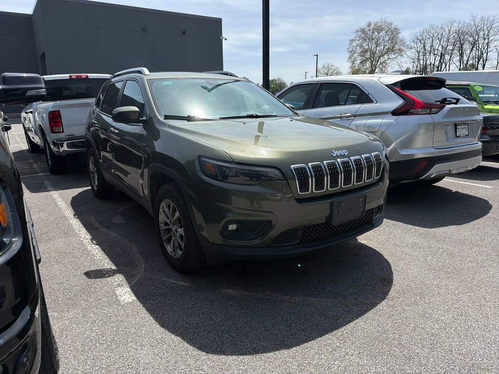 Used 2019 Jeep Cherokee Latitude Plus w/ Cold Weather Group AWD/4WD image 4
