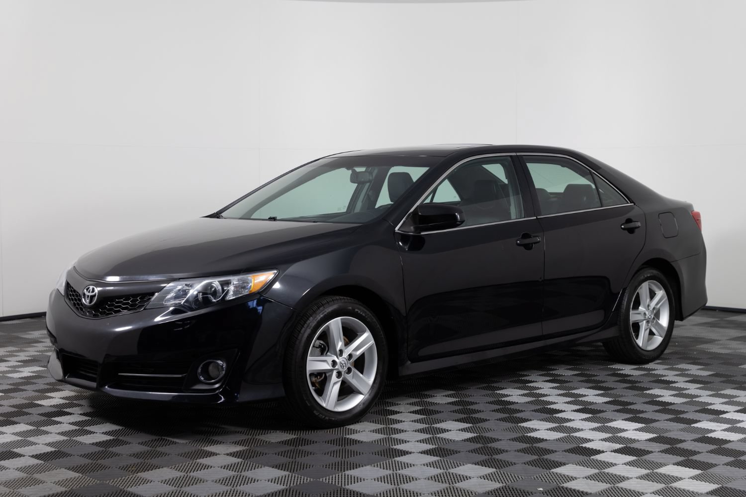 Used 2013 Toyota Camry SE w/ Convenience Pkg FWD image 1